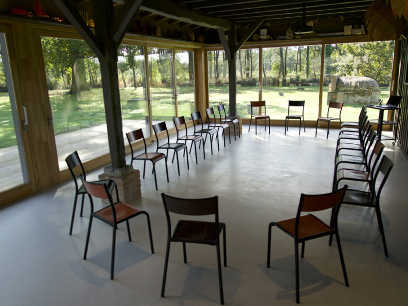 très grande salle de réunion