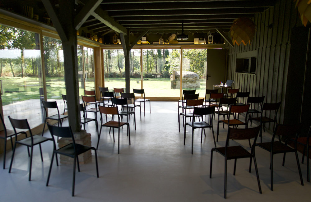 salle de réunion avec chaises