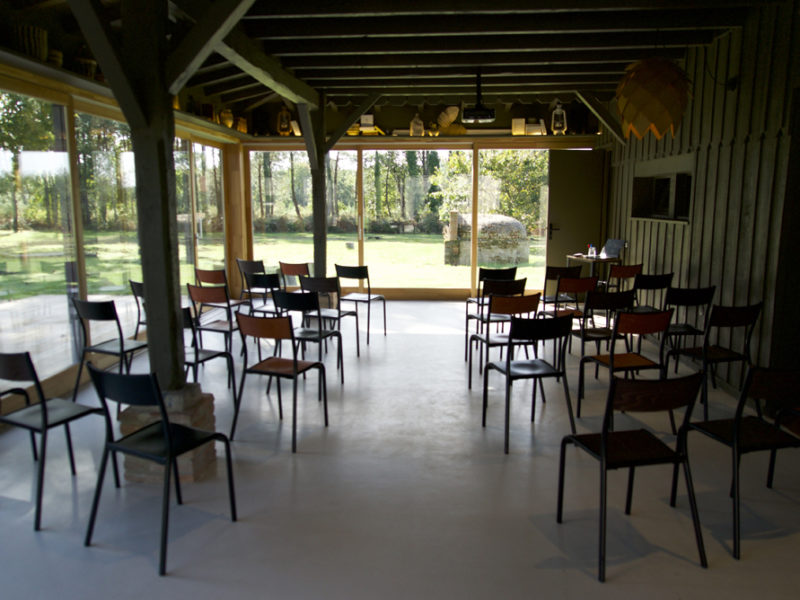 salle de réunion avec chaises