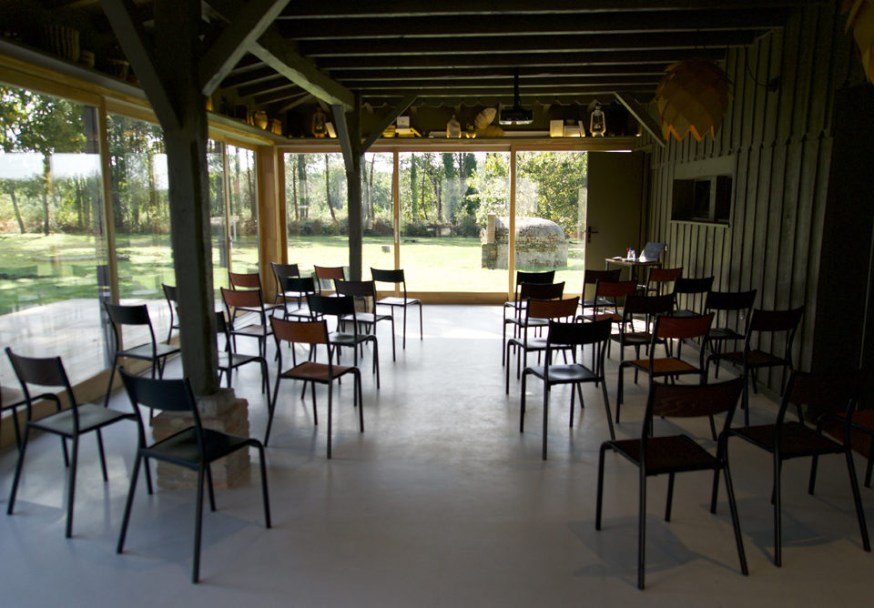 salle de réunion avec chaises