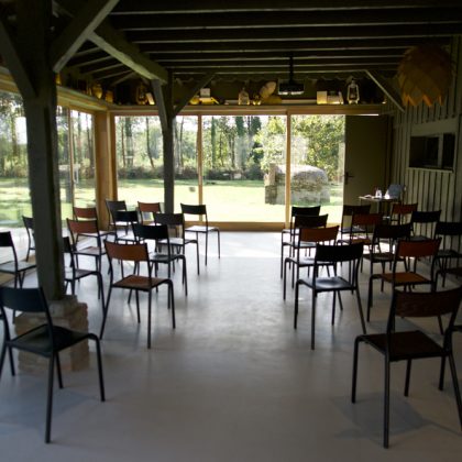 salle de réunion avec chaises